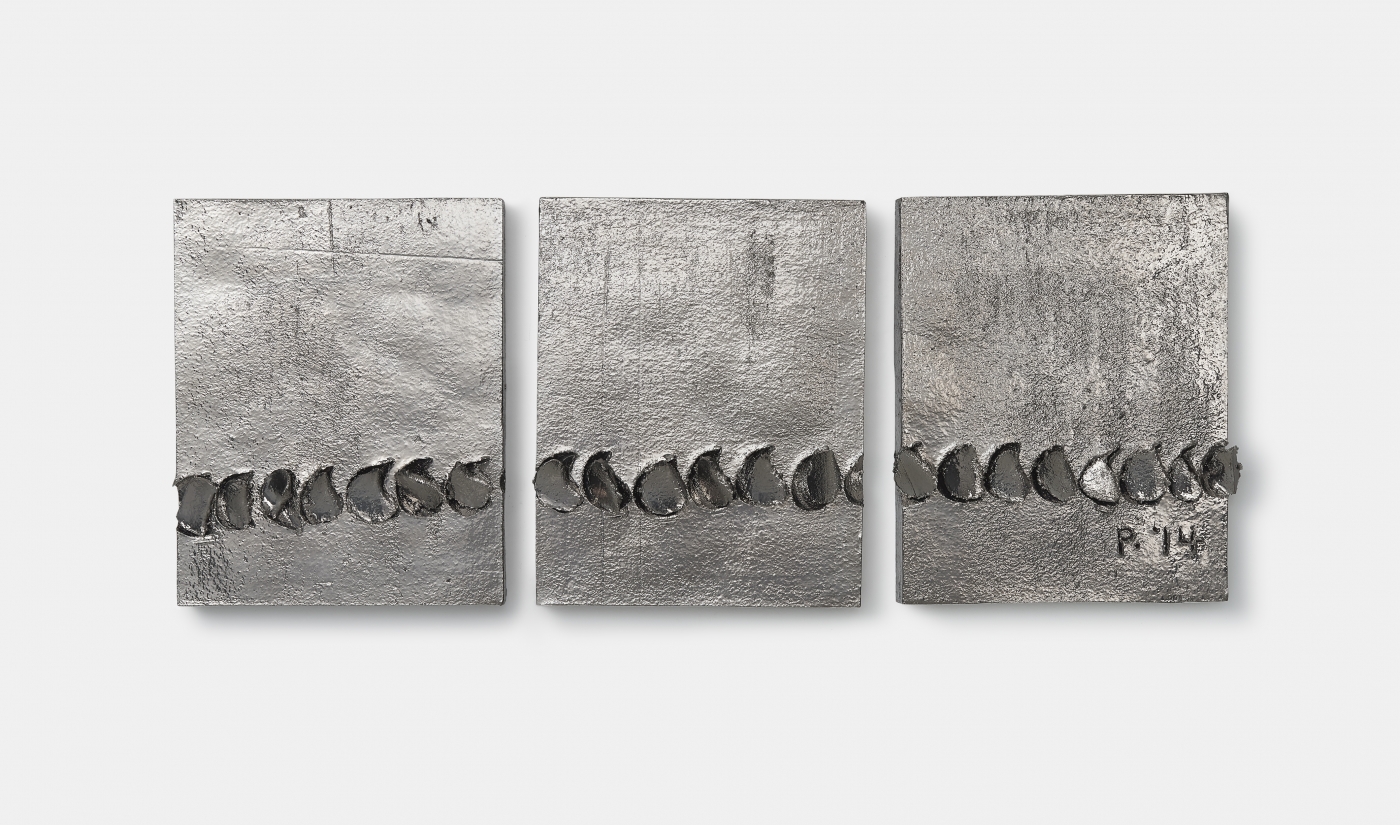 Otto&nbsp;Piene
Triptychon (Ohne Titel), 2014
platinum, glaze on clay
as installed: 18 1/8 x 49 x 2 inches (46 x 124,5 x 5 cm) overall
SW 15386
&nbsp;